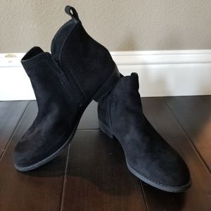 {Cityclassified} Black Booties NWOT